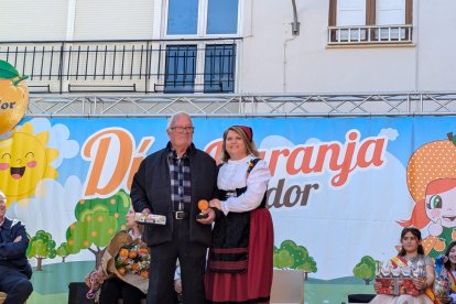 La alcaldesa junto a uno de los agricultores premiados como mejor cosecha.
