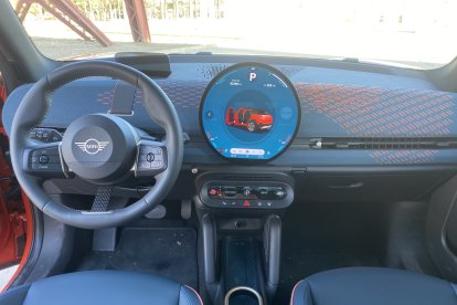 Interior del MINI Aceman con su gran pantalla circular