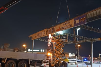 Los trabajadores estuvieron primero separando el cartel