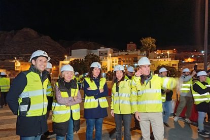 Autoridades y técnicos de la empresa que ejecuta las obras supervisan los trabajos