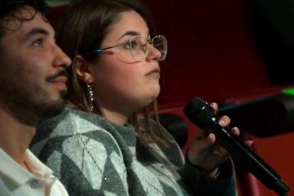 Esther Sáez, la artesana que ha creado el logo de La Revuelta bordado a mano.