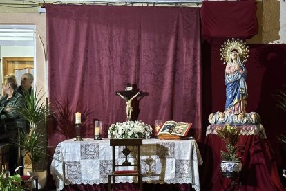 Altar conmemorativo de la Noche de las Lumbres en la antigua ermita.