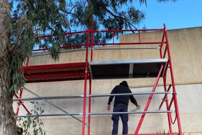 Los alumnos construyendo con sus propias manos.