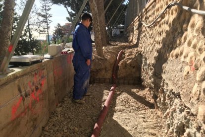 Los alumnos construyendo con sus propias manos.