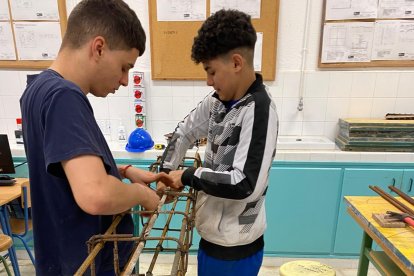 Los alumnos construyendo con sus propias manos.