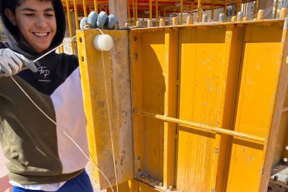 Los alumnos construyendo con sus propias manos.