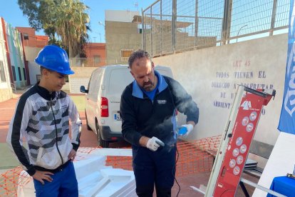 Los alumnos construyendo con sus propias manos.