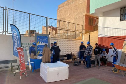 Los alumnos construyendo con sus propias manos.