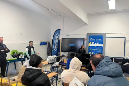 Los alumnos construyendo con sus propias manos.