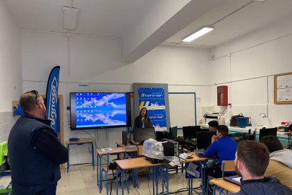 Los alumnos construyendo con sus propias manos.