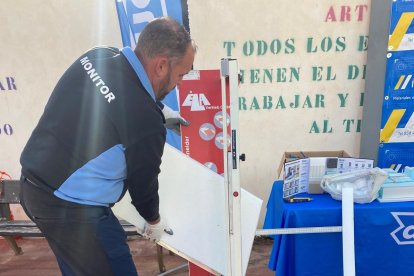 Los alumnos construyendo con sus propias manos.