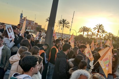 Protesta docentes interinos por las oposiciones 2025 en la Plaza de las Velas.
