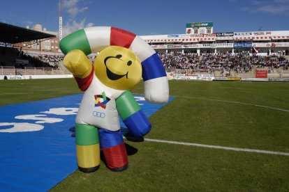 Indalete en el césped del estadio Juan Rojas.