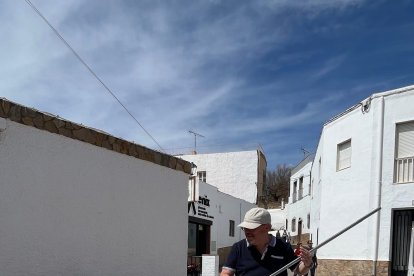 Karmelo Arizaga meneando una paella gigante en Enix.