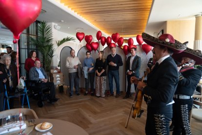 Unos mariachis han amenizado la jornada interpretando canciones de amor.