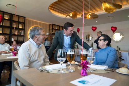Javier A. García conversa con una de las parejas afortunadas que ha celebrado San Valentín este viernes.