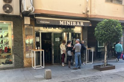 El Minibar, el bar más pequeño de Almería, está situado en la calle Rueda López desde 1972;.