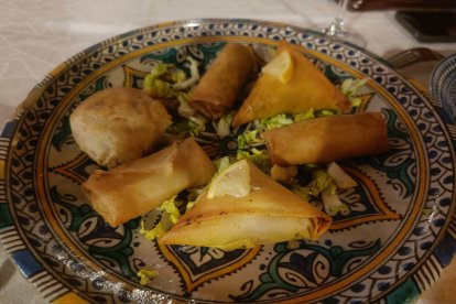 Surtido de 'briwat' de marisco, pollo y verduras del restaurante Al-Jaima.