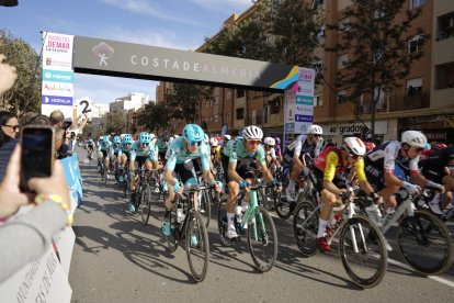 La llegada de la Clásica en Roquetas de Mar.