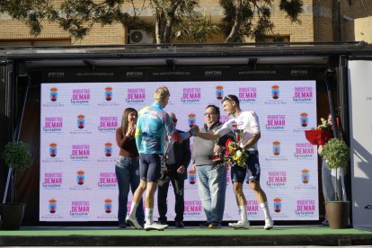 La llegada de la Clásica en Roquetas de Mar.