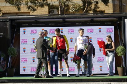 La llegada de la Clásica en Roquetas de Mar.