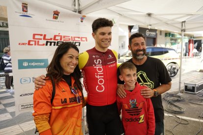 La llegada de la Clásica en Roquetas de Mar.