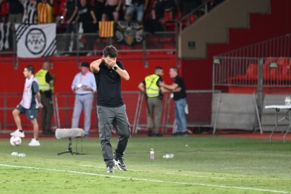 El entrenador del Almería se tapó la cara ante el partido de sus muchachos.