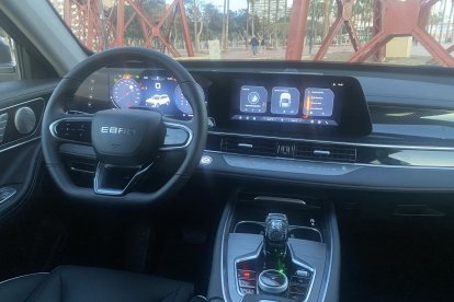 Interior con materiales de buena calidad en el modelo