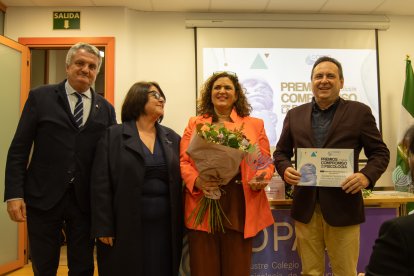 La decana Mercedes Fernández, junto a los ex decanos Juan García y Encarna Carmona, recogen el galardón en los premios COPAO.