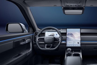 El salpicadero está protagonizado por una pantalla de instrumentación HD de 10,25” y otra central HD en posición vertical de 13.2” en la versión Select.