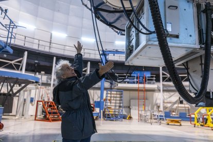 Ana Guijarro, doctora en astrofísica, muestra el gran telescopio del Calar Alto.