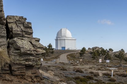 Uno de los telescopios del Observatorio de Calar Alto durante el día.