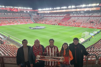 Aficionados del Almería en El Molinón.