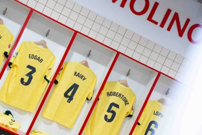 Las camisetas amarillas de la UDA en el vestuario.