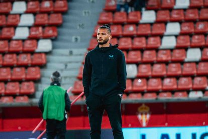 Luis Suárez en la hierba de El Molinón.