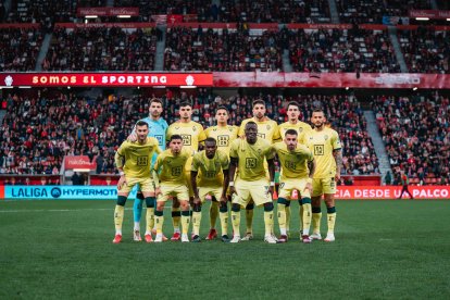 El once del Almería en El Molinón en el partido de la 28ª jornada de Liga.