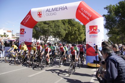 Tras el corte de cinta llegaba la salida neutralizada de la Clásica Femenina