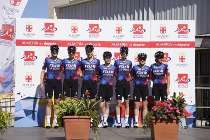 Las ciclistas del equipo francés FDJ, felices con la carrera almeriense.