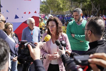 La alcaldesa Mar Vázquez atendiendo a los medios de comunicación.