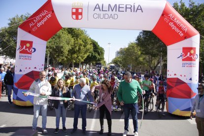El momento más especial con el corte de cinta con las autoridades.