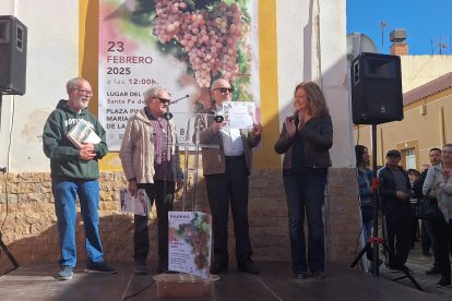 José Luis Arcos, recogiendo su reconocimiento especial por su colaboración en el mantenimiento de las parras