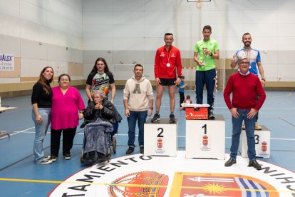 Los altos cargos junto a los ganadores y familiares de Manuel Trujillo.