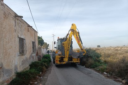 Entrada de la pala excavadora en una de las zonas habitadas del Cortijo El Uno.