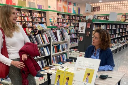 Marina Medina durante la presentación de su libro en la Librería Picasso de Almería.