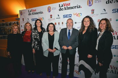 Los asistentes a la gala de los I Premios de la Mujer durante el cóctel tras la ceremonia.