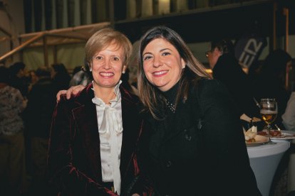 Los asistentes a la gala de los I Premios de la Mujer durante el cóctel tras la ceremonia.