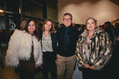 Los asistentes a la gala de los I Premios de la Mujer durante el cóctel tras la ceremonia.