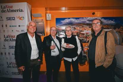 Los asistentes a la gala de los I Premios de la Mujer durante el cóctel tras la ceremonia.