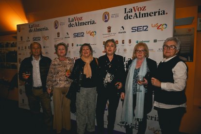Los asistentes a la gala de los I Premios de la Mujer durante el cóctel tras la ceremonia.
