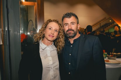Los asistentes a la gala de los I Premios de la Mujer durante el cóctel tras la ceremonia.